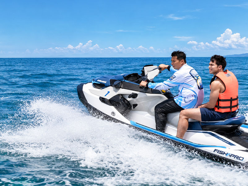 スービック湾で水上バイクに乗るゲスト